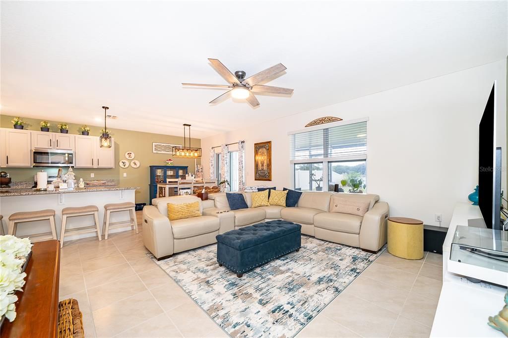 待售: $375,000 (5 贝兹, 3 浴室, 2696 平方英尺)