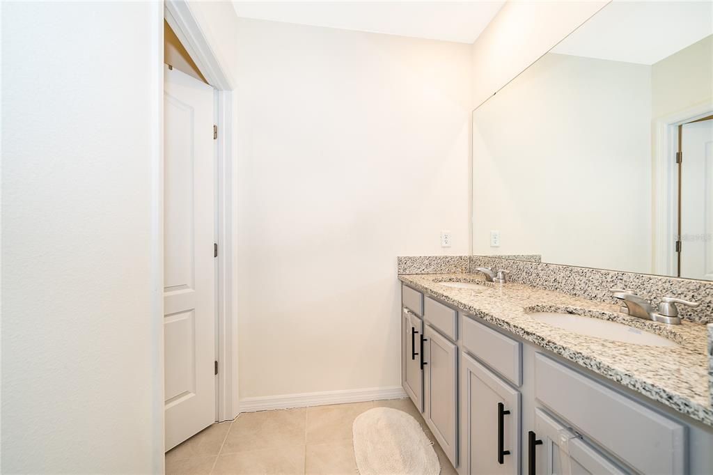 待售: $375,000 (5 贝兹, 3 浴室, 2696 平方英尺)