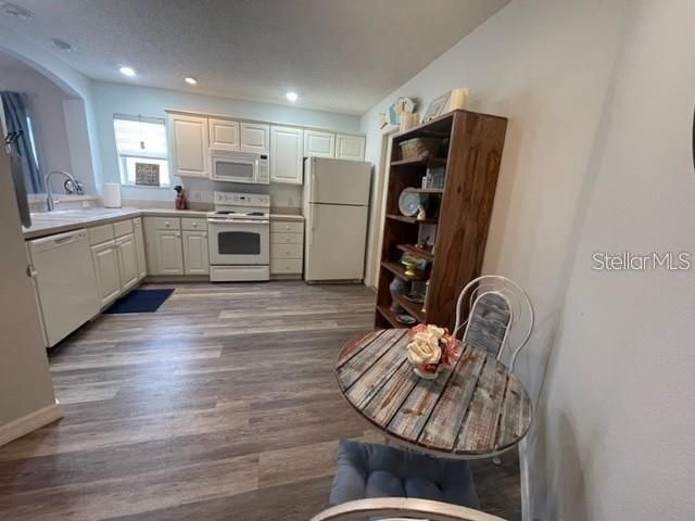 出租: $2,300 (2 贝兹, 2 浴室, 1182 平方英尺)