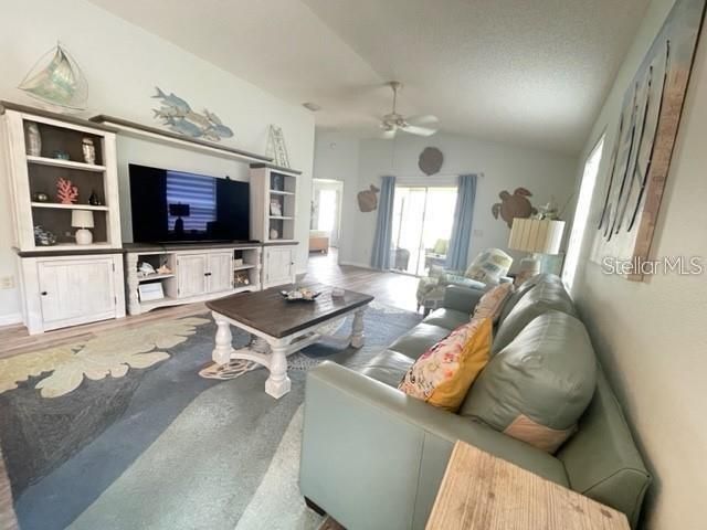 出租: $2,300 (2 贝兹, 2 浴室, 1182 平方英尺)