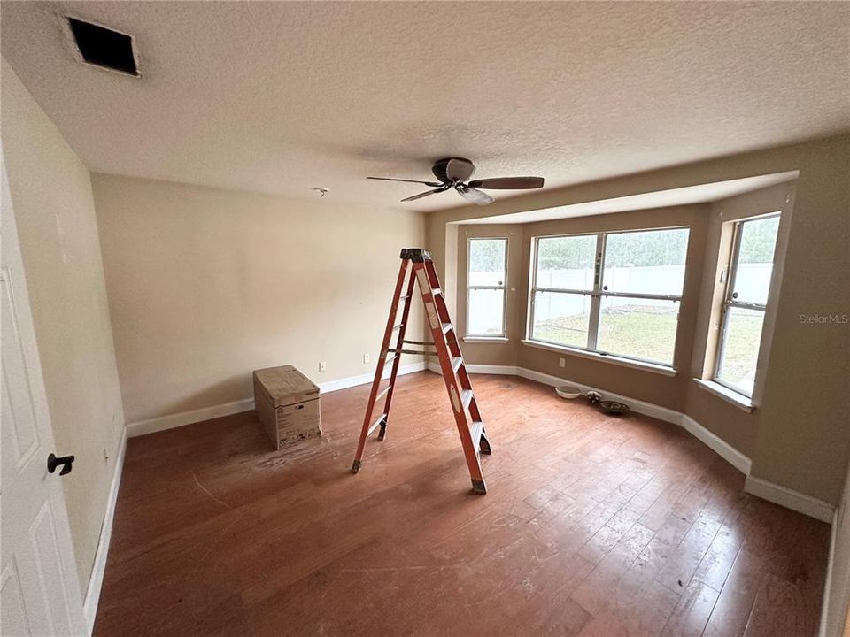 待售: $320,000 (4 贝兹, 2 浴室, 1811 平方英尺)