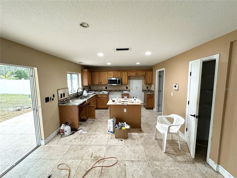 待售: $320,000 (4 贝兹, 2 浴室, 1811 平方英尺)