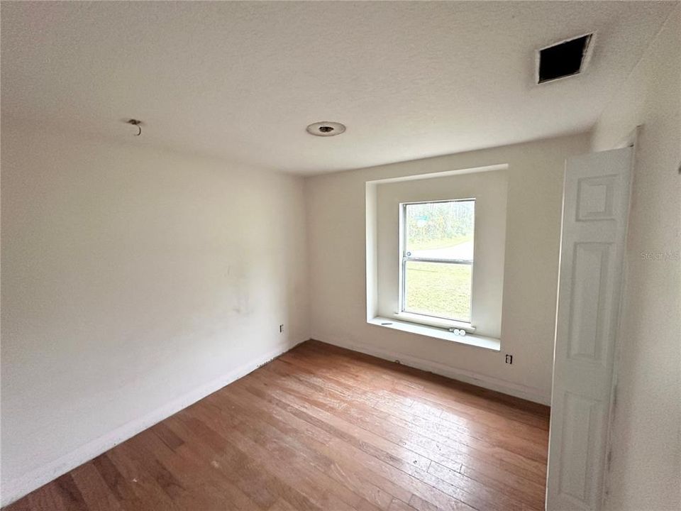 待售: $320,000 (4 贝兹, 2 浴室, 1811 平方英尺)