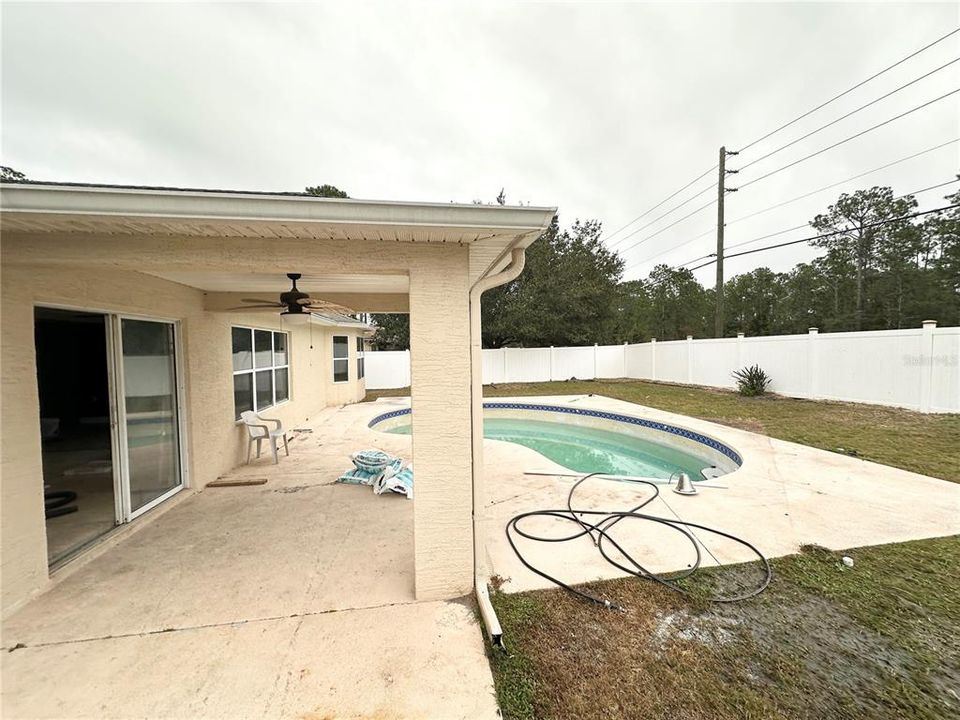 待售: $320,000 (4 贝兹, 2 浴室, 1811 平方英尺)