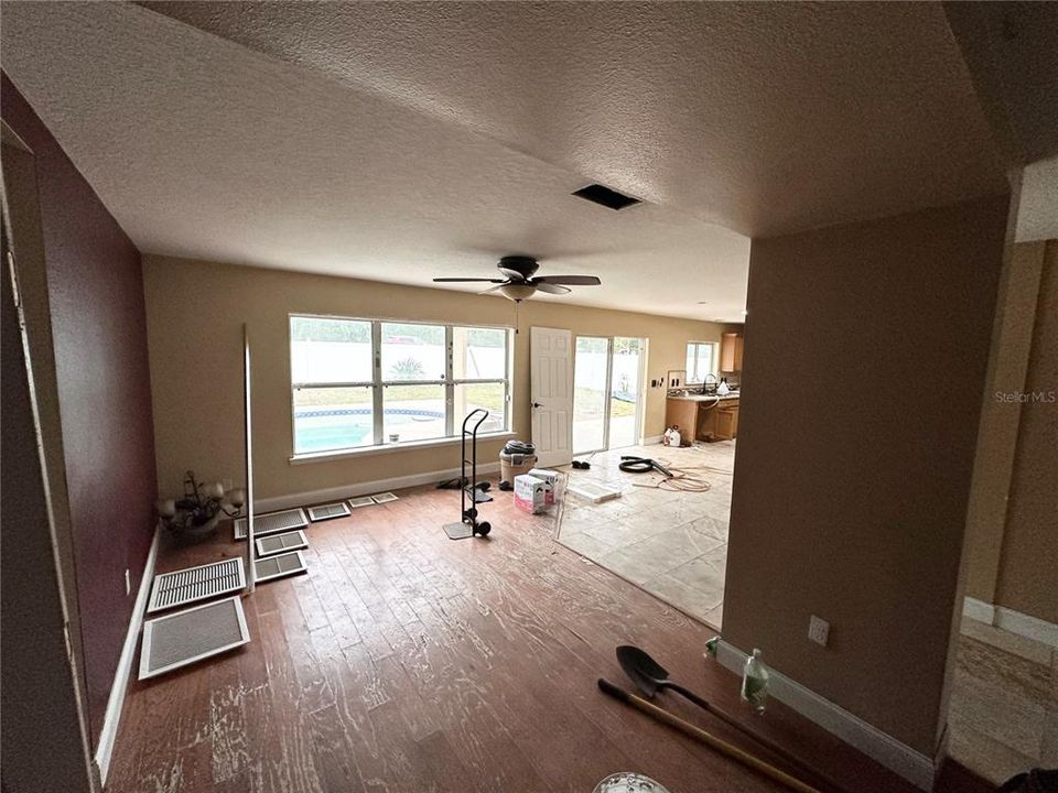 待售: $320,000 (4 贝兹, 2 浴室, 1811 平方英尺)