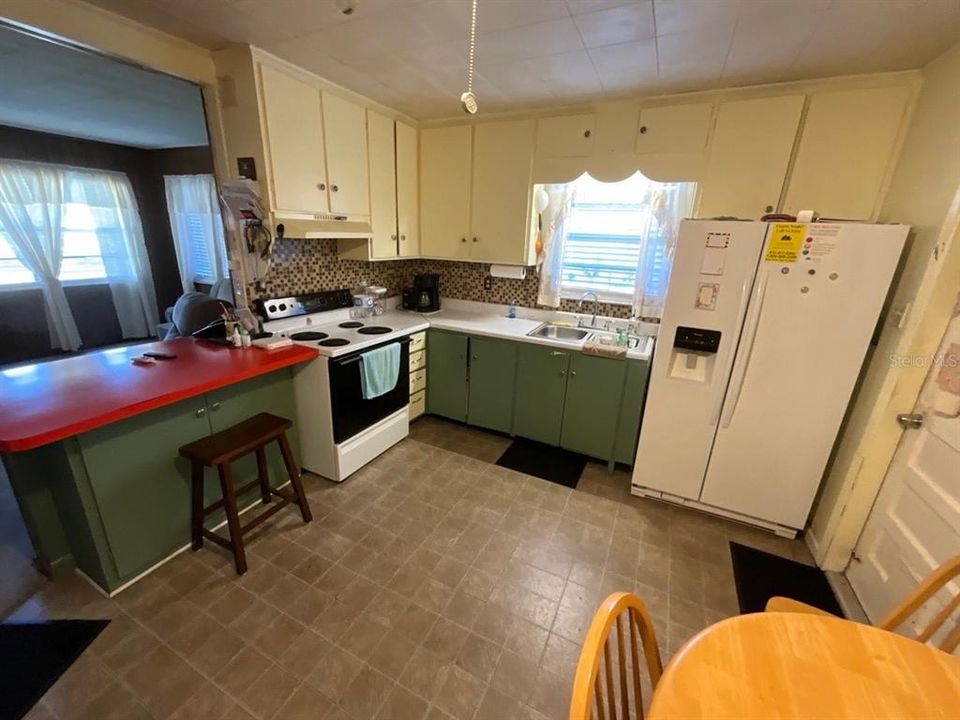 На продажу: $290,000 (2 спален, 1 ванн, 933 Квадратных фут)