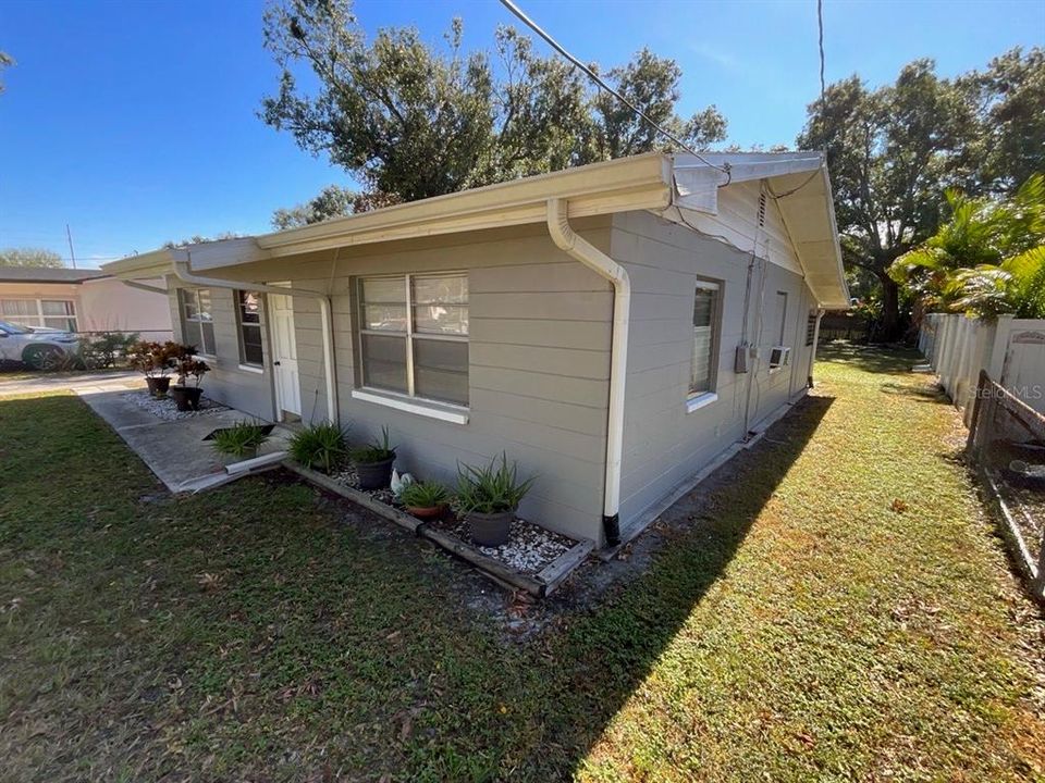 На продажу: $290,000 (2 спален, 1 ванн, 933 Квадратных фут)