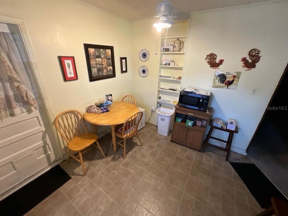 На продажу: $290,000 (2 спален, 1 ванн, 933 Квадратных фут)