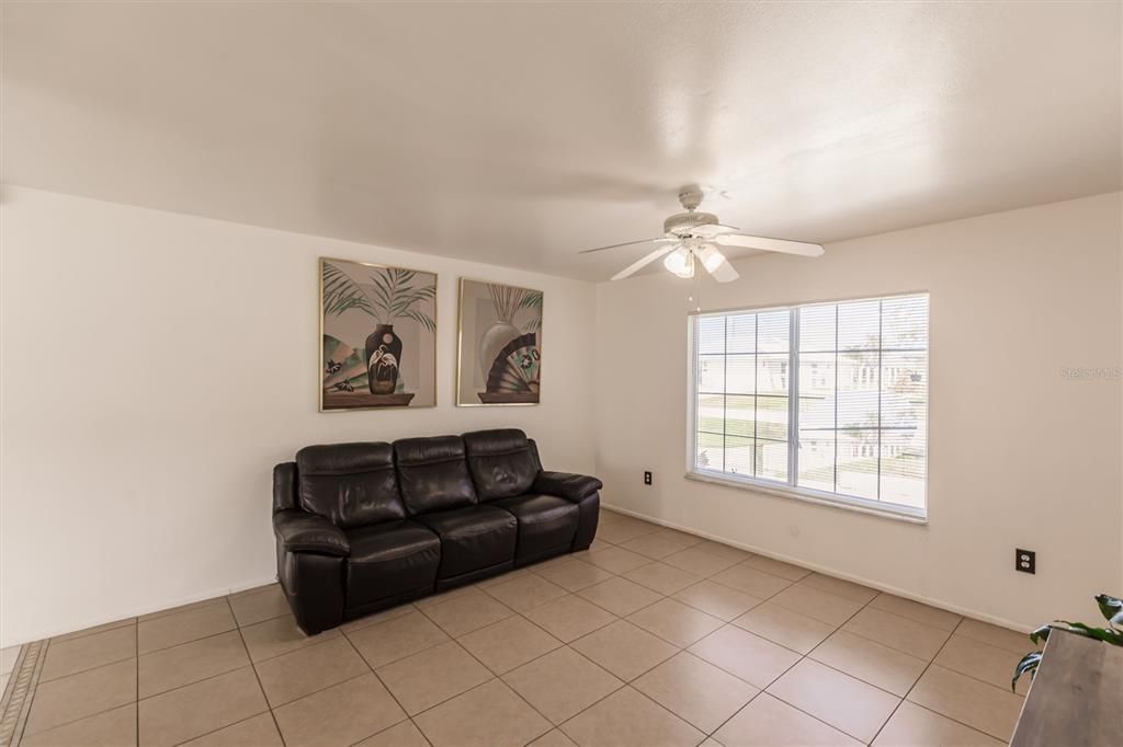 For Rent: $1,950 (3 beds, 2 baths, 1000 Square Feet)