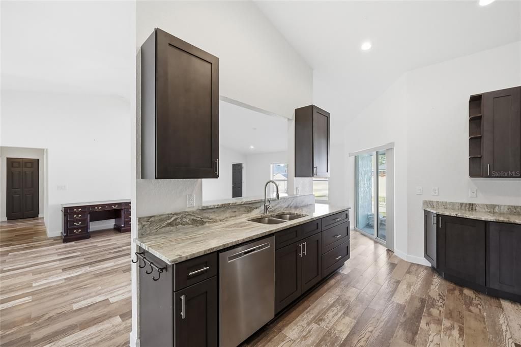 待售: $439,900 (5 贝兹, 3 浴室, 2258 平方英尺)