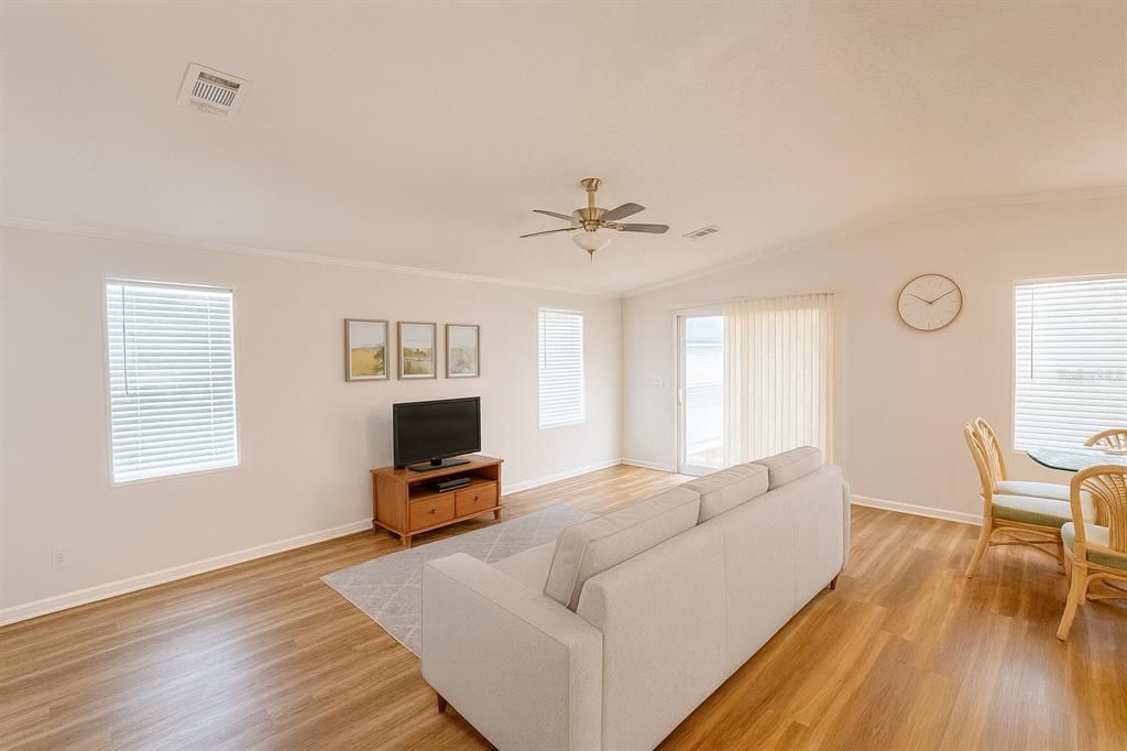 For Sale: $199,500 (3 beds, 2 baths, 1344 Square Feet)