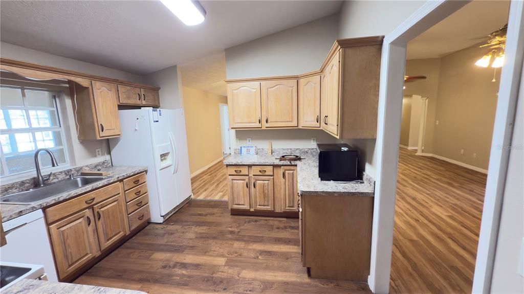 En Venta: $575,000 (4 camas, 3 baños, 2890 Pies cuadrados)