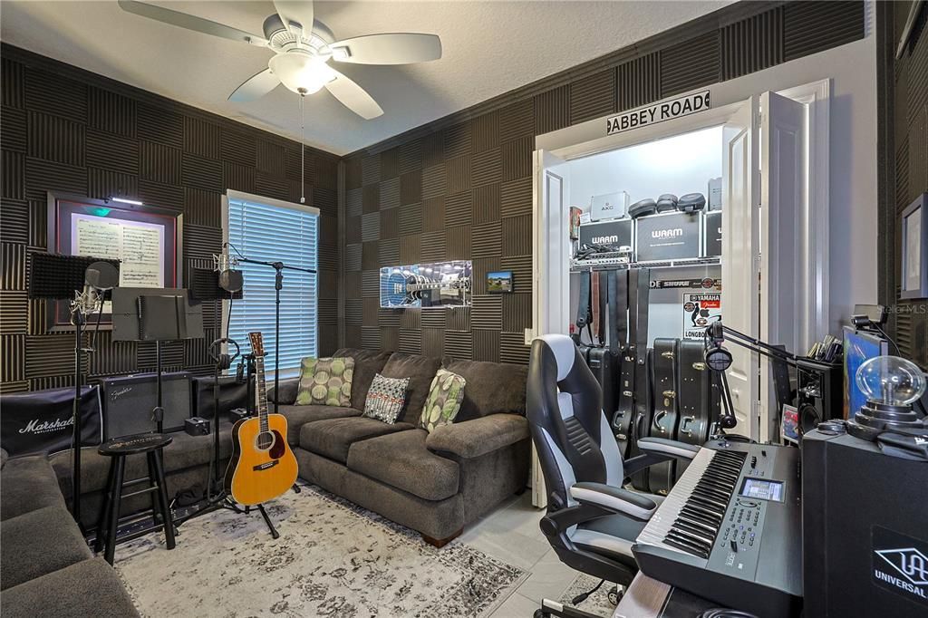 En Venta: $1,625,000 (4 camas, 3 baños, 2708 Pies cuadrados)