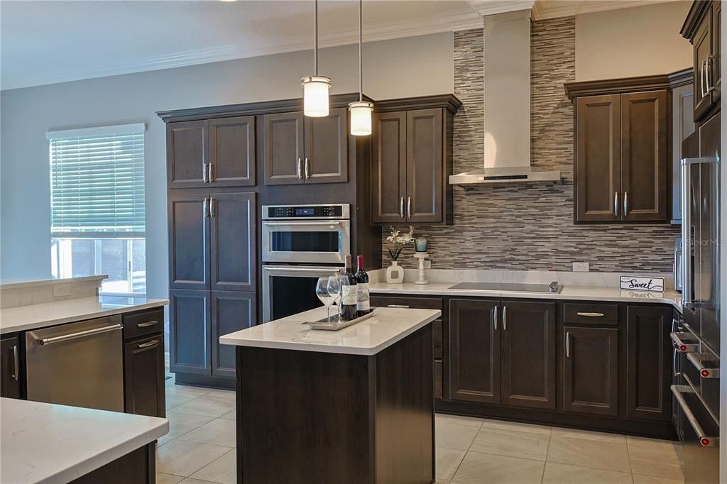 En Venta: $1,625,000 (4 camas, 3 baños, 2708 Pies cuadrados)