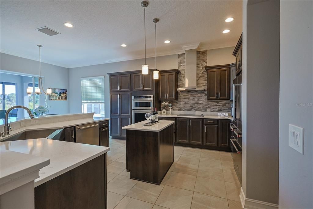 En Venta: $1,625,000 (4 camas, 3 baños, 2708 Pies cuadrados)