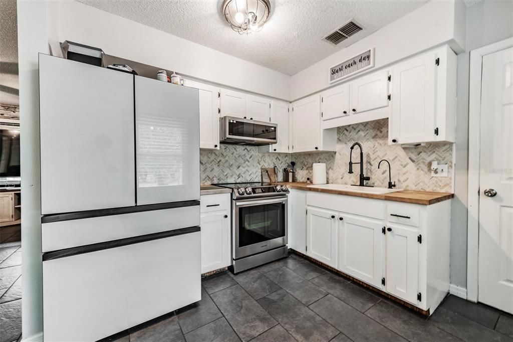 待售: $399,000 (3 贝兹, 1 浴室, 1088 平方英尺)