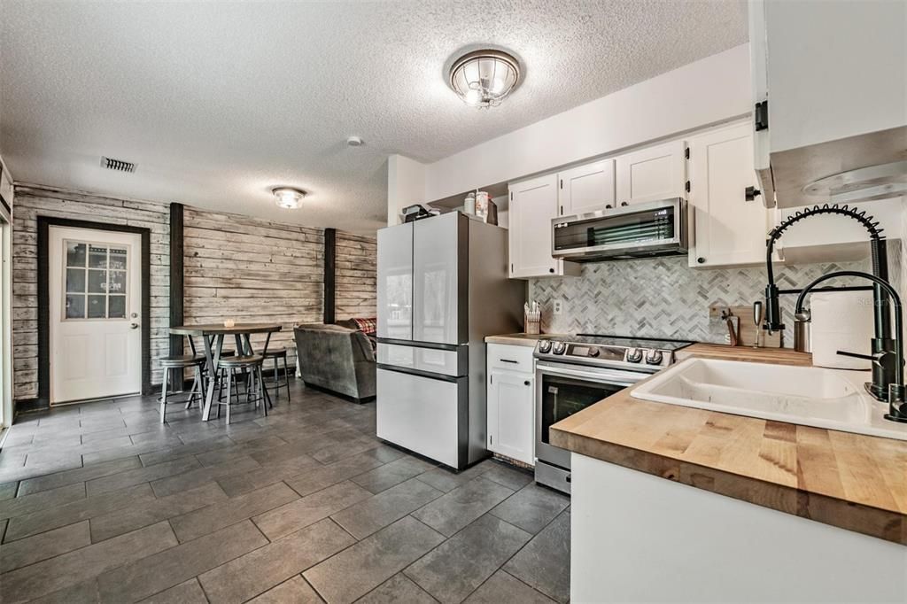 待售: $399,000 (3 贝兹, 1 浴室, 1088 平方英尺)