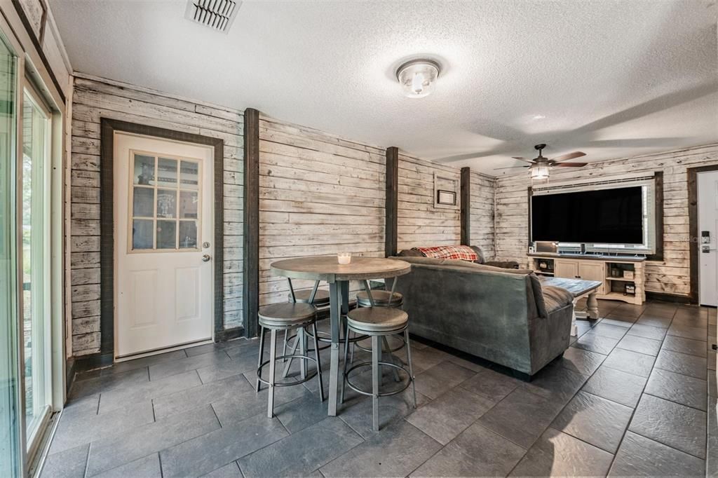 待售: $399,000 (3 贝兹, 1 浴室, 1088 平方英尺)