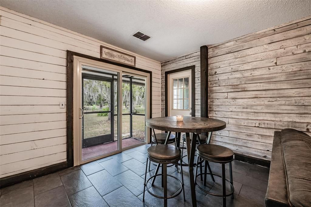 待售: $399,000 (3 贝兹, 1 浴室, 1088 平方英尺)