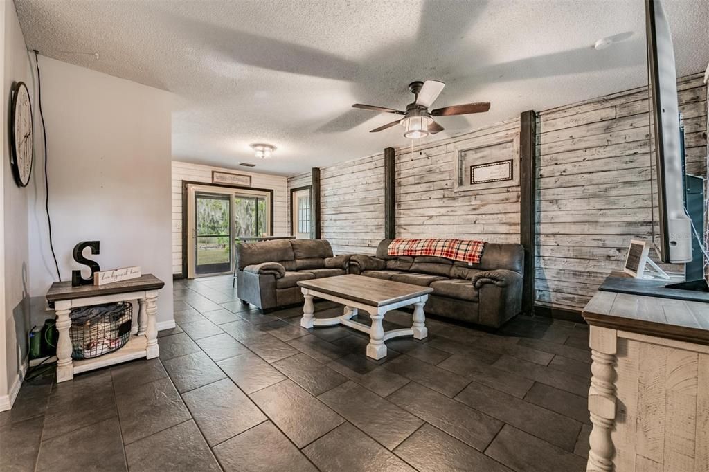 待售: $399,000 (3 贝兹, 1 浴室, 1088 平方英尺)