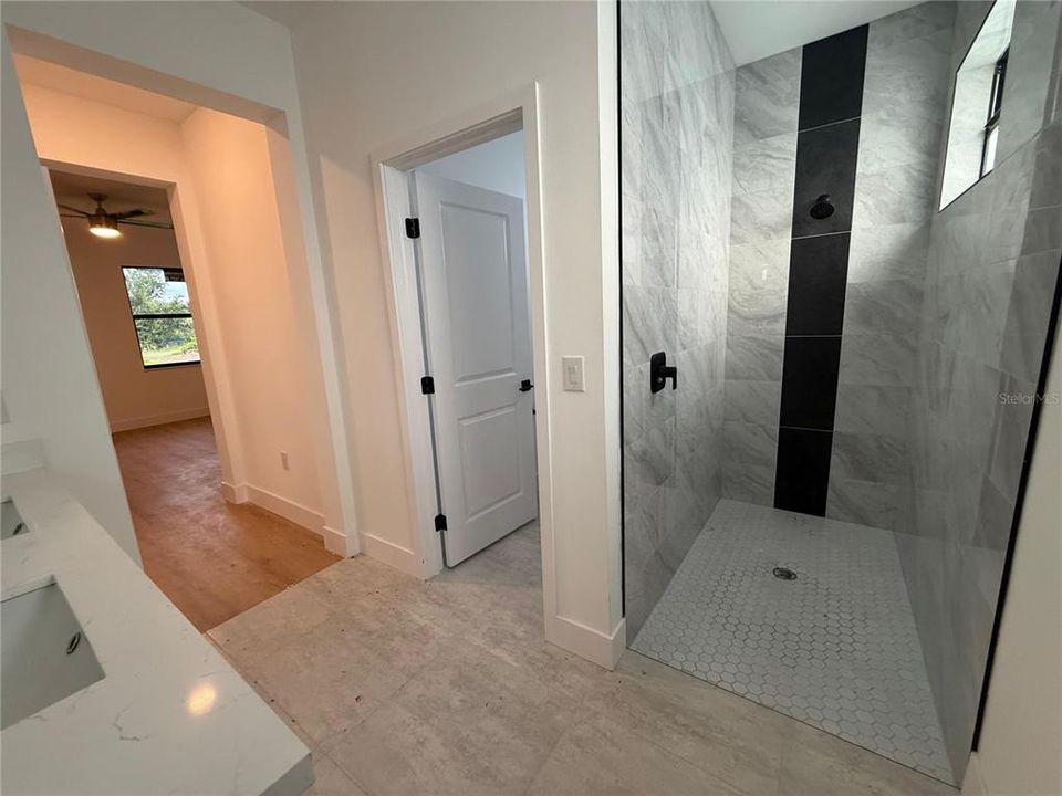 На продажу: $350,000 (4 спален, 2 ванн, 1681 Квадратных фут)