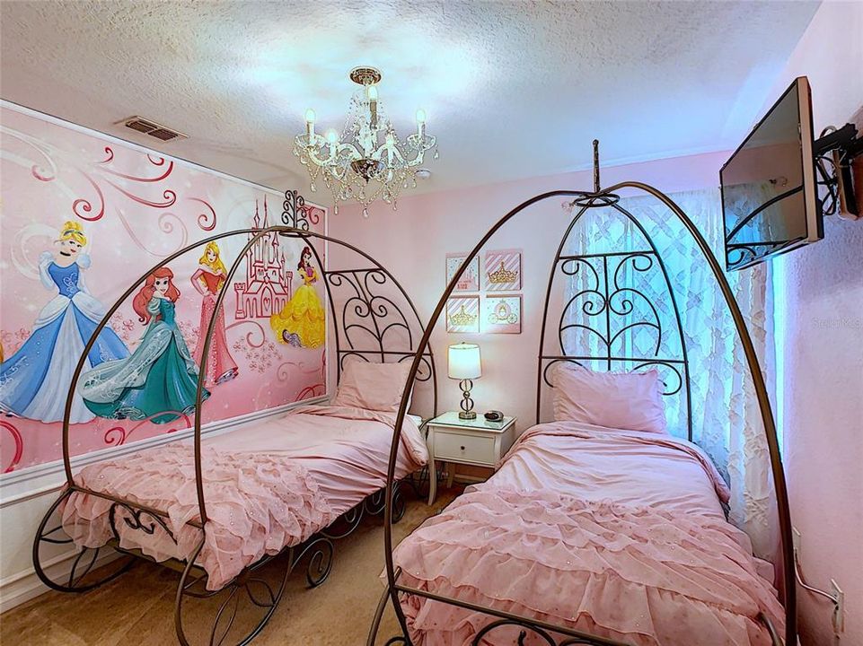 待售: $695,000 (6 贝兹, 3 浴室, 2469 平方英尺)