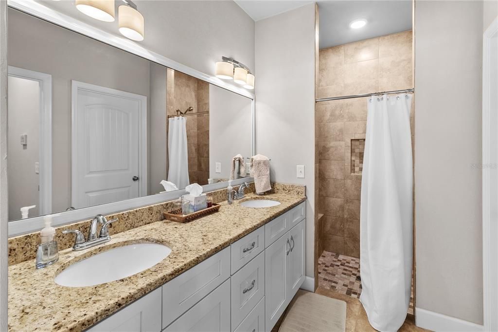 На продажу: $338,000 (2 спален, 2 ванн, 1361 Квадратных фут)