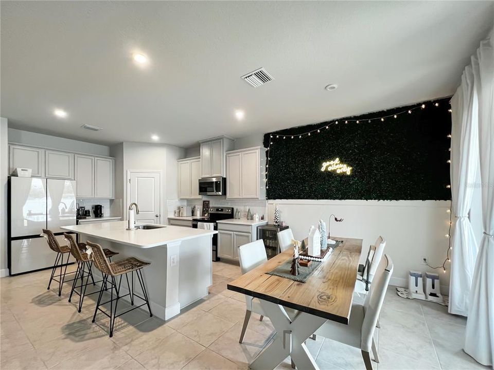 For Sale: $459,900 (3 beds, 2 baths, 2386 Square Feet)