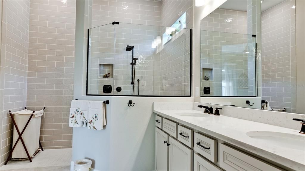 待售: $569,900 (2 贝兹, 2 浴室, 1925 平方英尺)