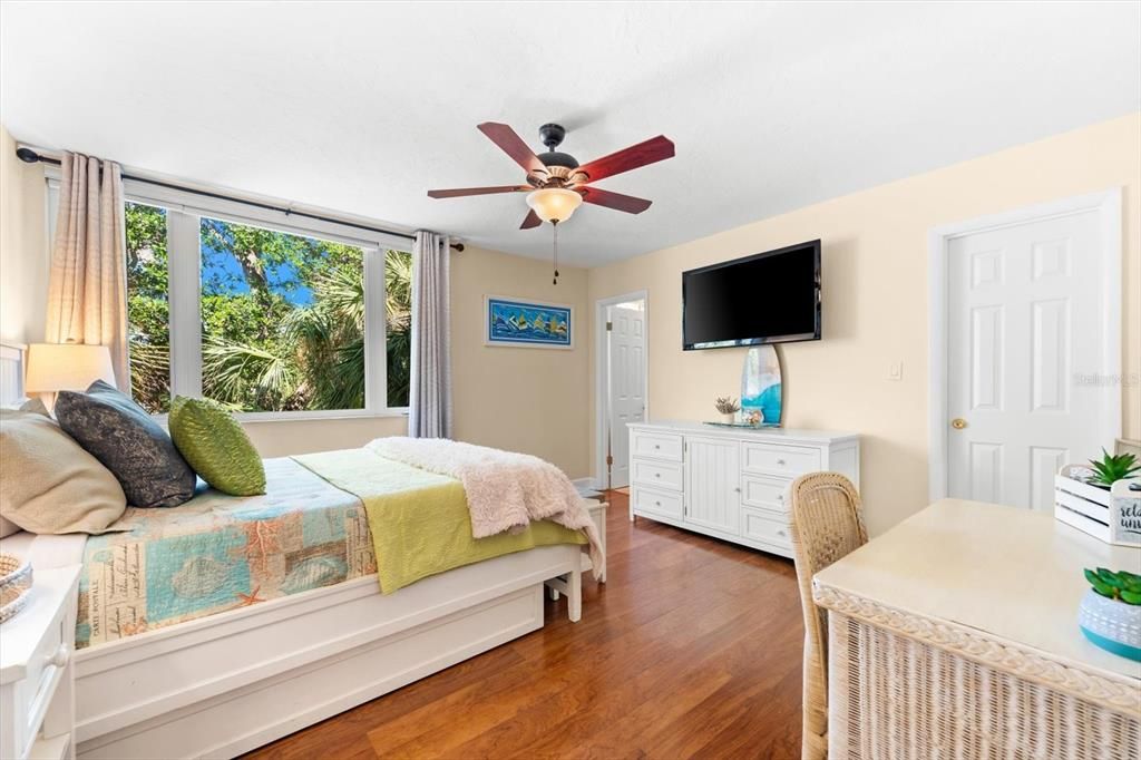 待售: $370,000 (2 贝兹, 2 浴室, 966 平方英尺)