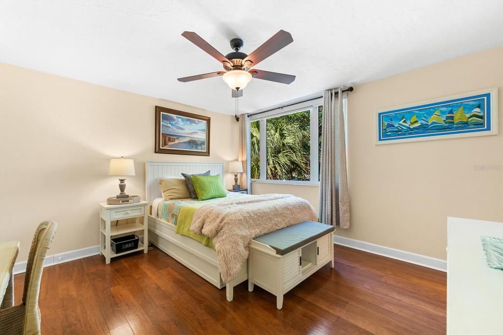 待售: $370,000 (2 贝兹, 2 浴室, 966 平方英尺)