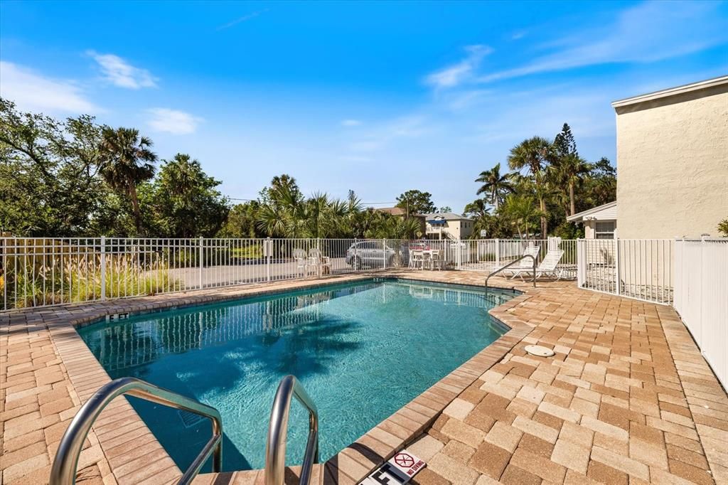 待售: $370,000 (2 贝兹, 2 浴室, 966 平方英尺)