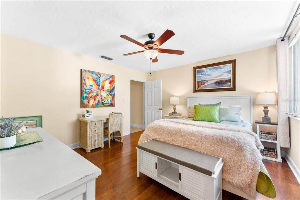 待售: $370,000 (2 贝兹, 2 浴室, 966 平方英尺)