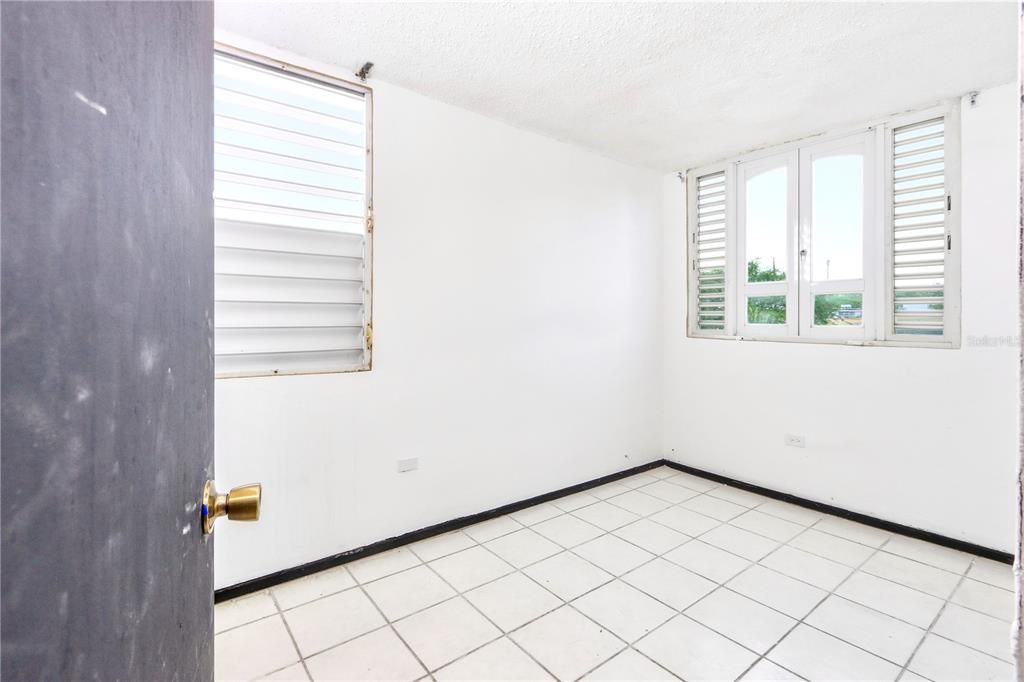 For Sale: $395,000 (5 beds, 2 baths, 2100 Square Feet)