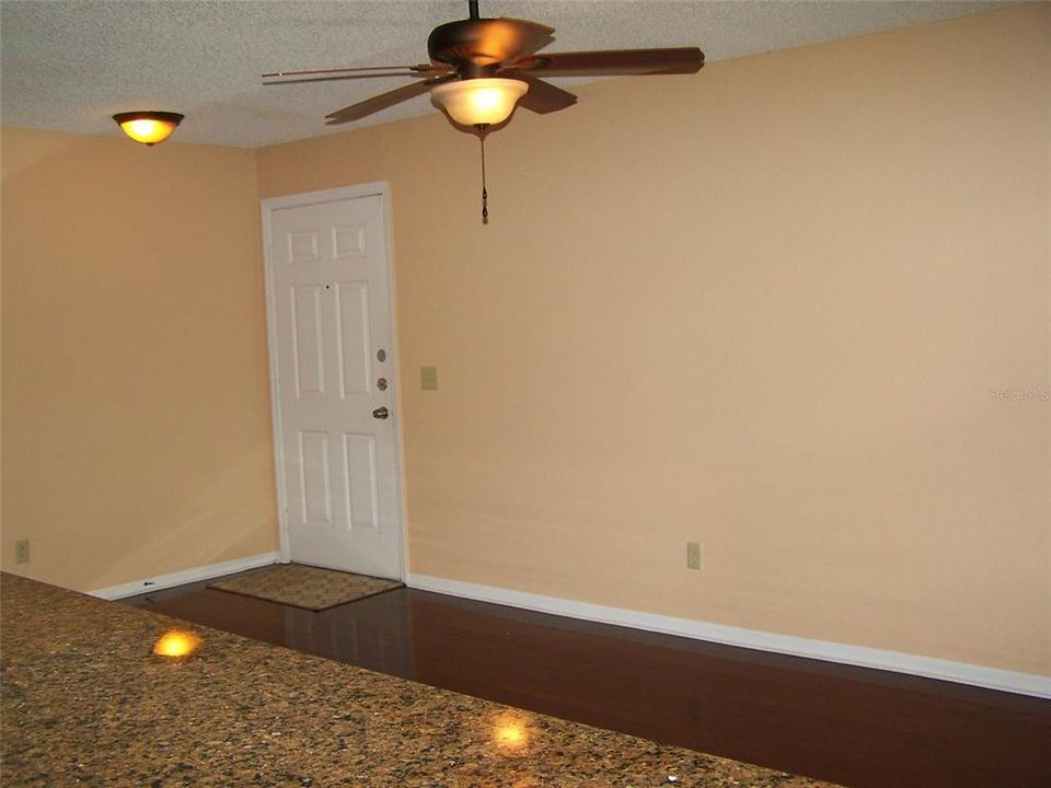 出租: $1,250 (1 贝兹, 1 浴室, 673 平方英尺)