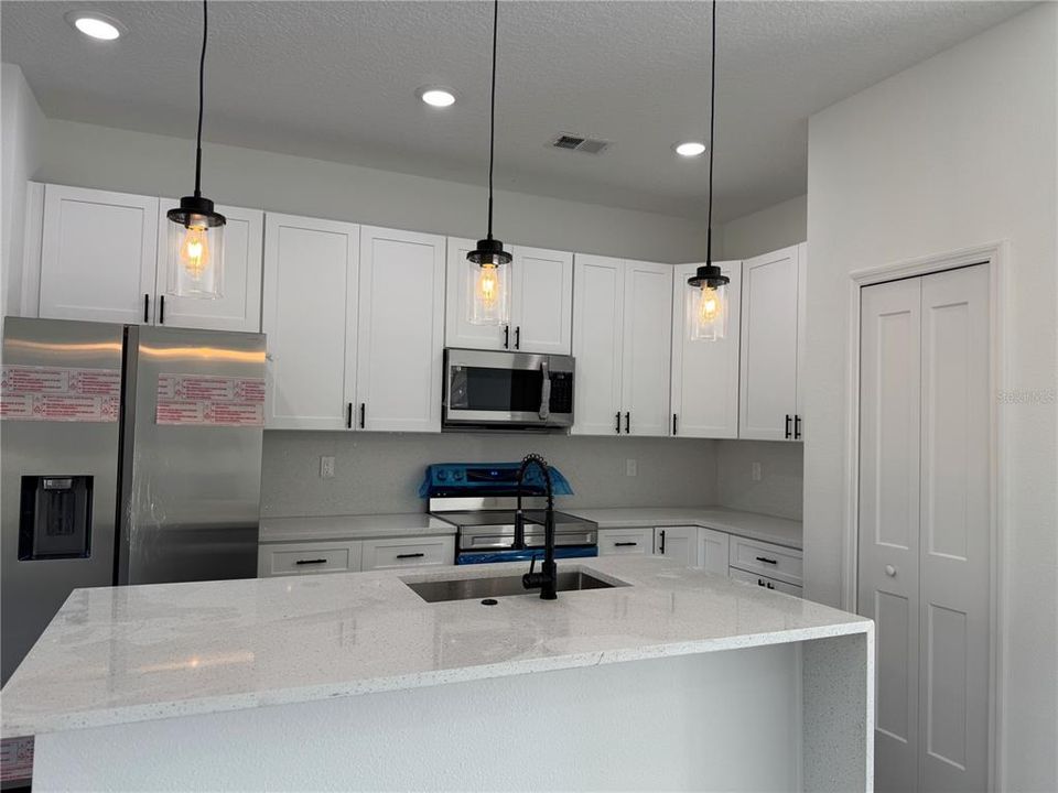 待售: $329,900 (4 贝兹, 3 浴室, 1912 平方英尺)