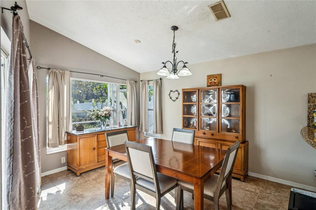 待售: $375,000 (3 贝兹, 2 浴室, 1579 平方英尺)