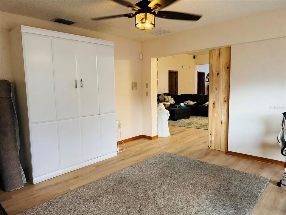 En Venta: $369,000 (4 camas, 2 baños, 1977 Pies cuadrados)