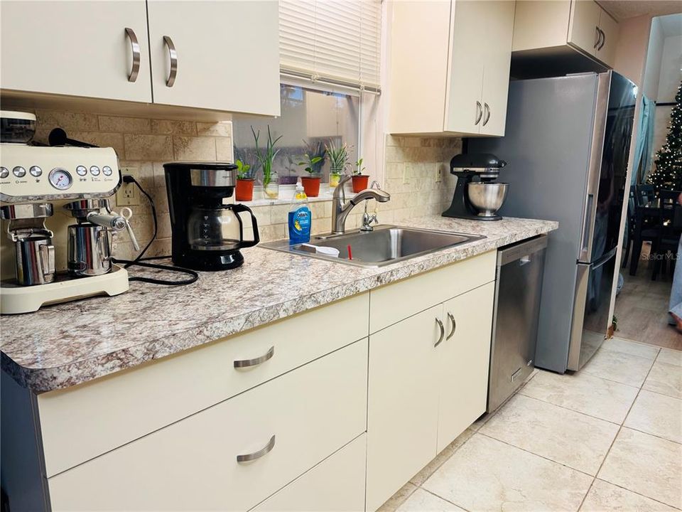 En Venta: $369,000 (4 camas, 2 baños, 1977 Pies cuadrados)