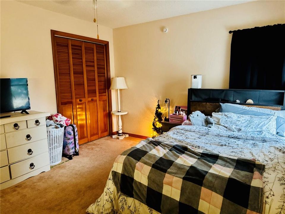 En Venta: $369,000 (4 camas, 2 baños, 1977 Pies cuadrados)