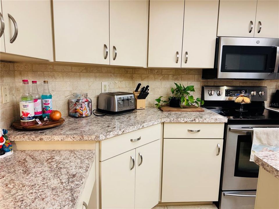 En Venta: $369,000 (4 camas, 2 baños, 1977 Pies cuadrados)