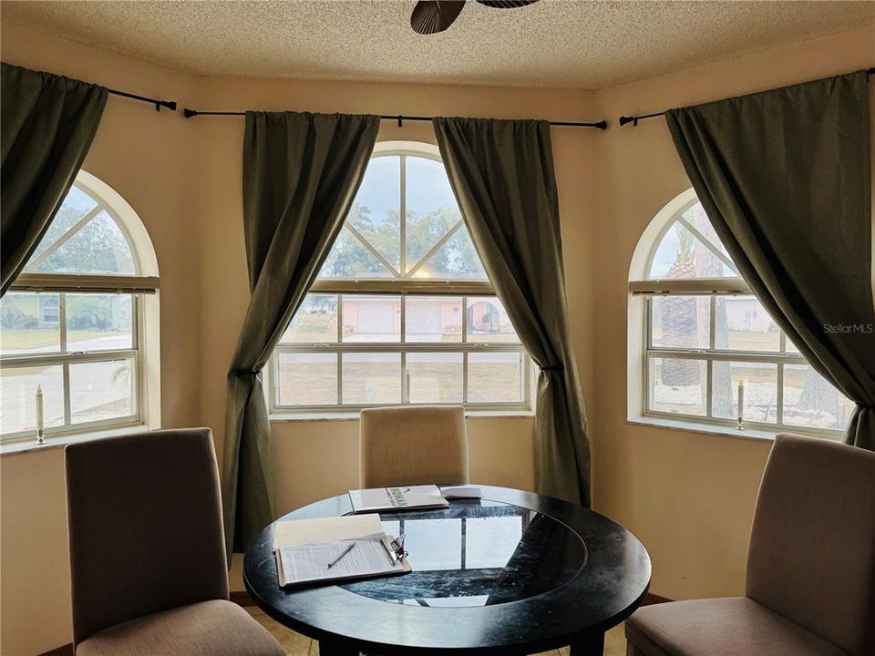 En Venta: $369,000 (4 camas, 2 baños, 1977 Pies cuadrados)