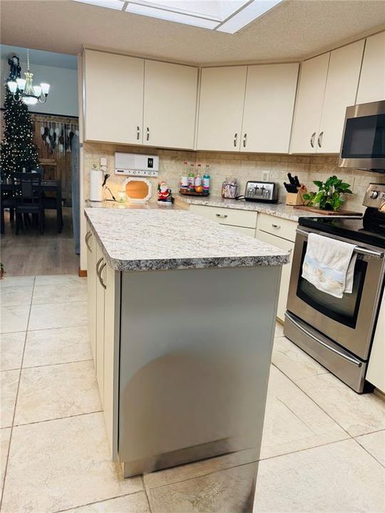 En Venta: $369,000 (4 camas, 2 baños, 1977 Pies cuadrados)