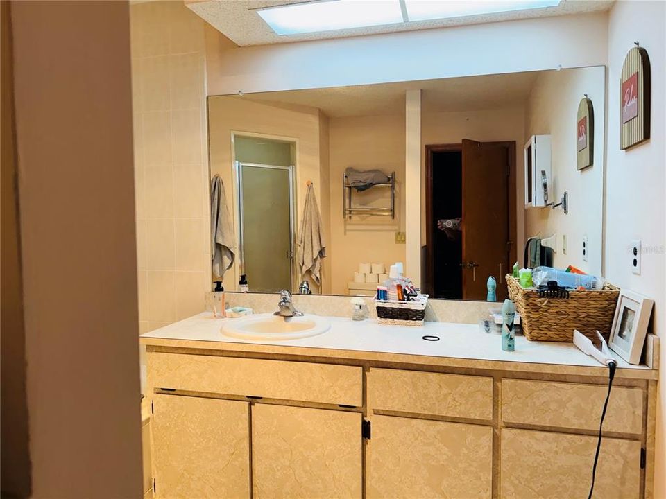 En Venta: $369,000 (4 camas, 2 baños, 1977 Pies cuadrados)