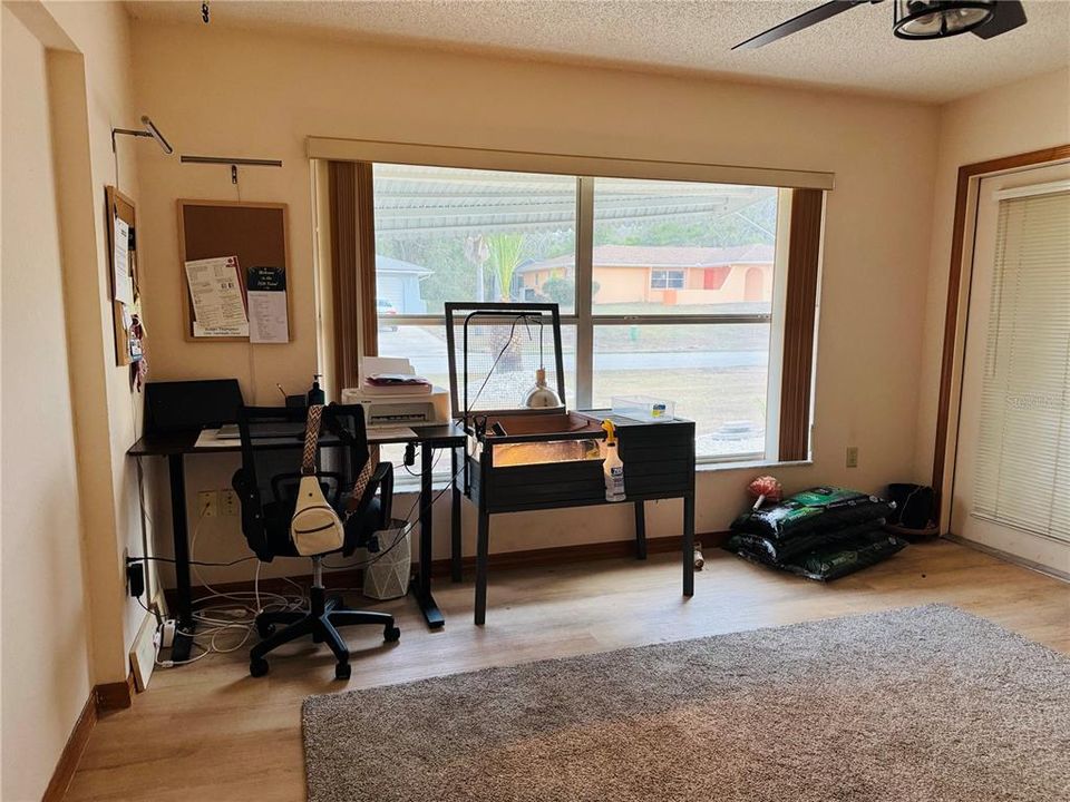 En Venta: $369,000 (4 camas, 2 baños, 1977 Pies cuadrados)