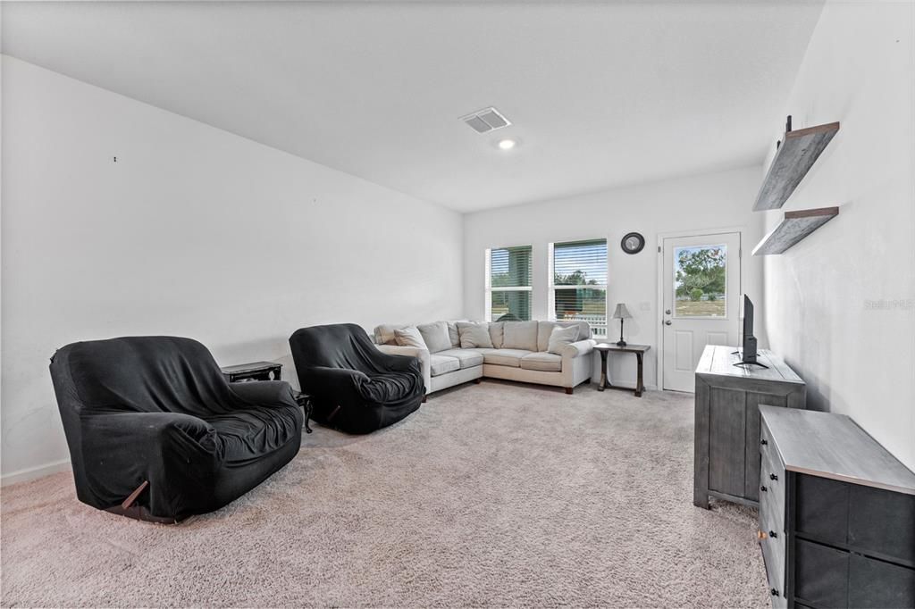 For Sale: $375,000 (5 beds, 4 baths, 2776 Square Feet)