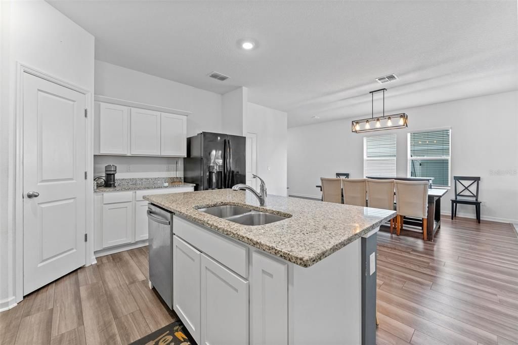 For Sale: $375,000 (5 beds, 4 baths, 2776 Square Feet)