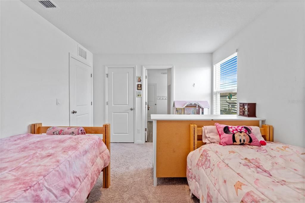 For Sale: $375,000 (5 beds, 4 baths, 2776 Square Feet)