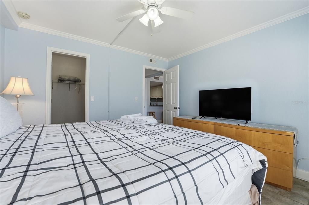 For Sale: $198,900 (2 beds, 1 baths, 964 Square Feet)