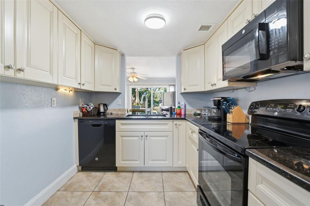 For Sale: $198,900 (2 beds, 1 baths, 964 Square Feet)